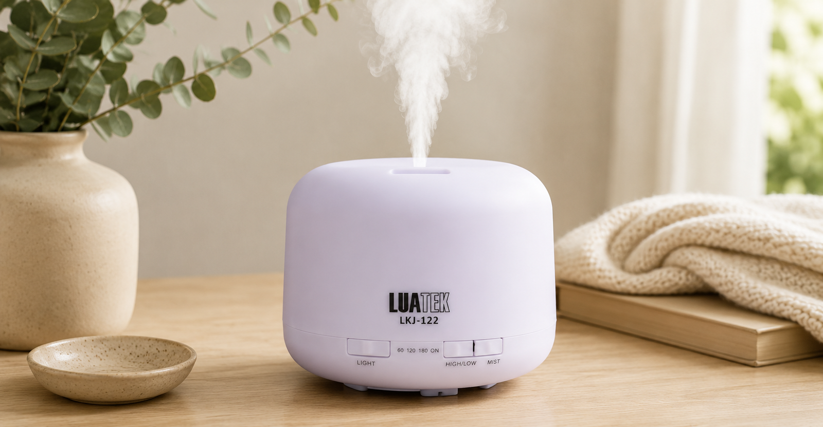 Difusor Luatek com design premium em madeira sobre estante de sala